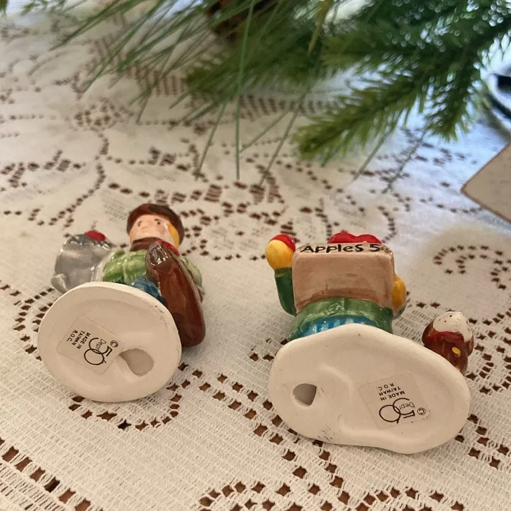 Department 56 The Original Snow Village “Girl selling 🍎 and News Boy” 1989